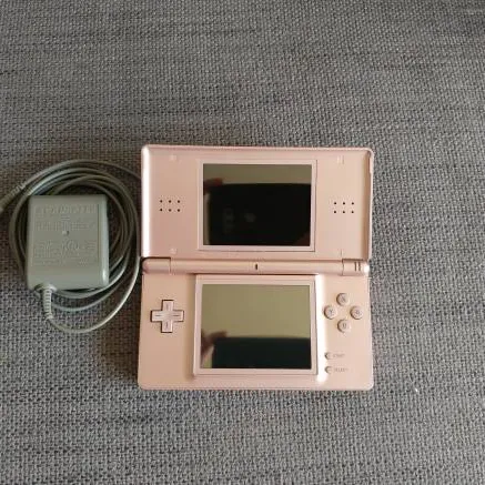 Nintendo DS Lite photo 1