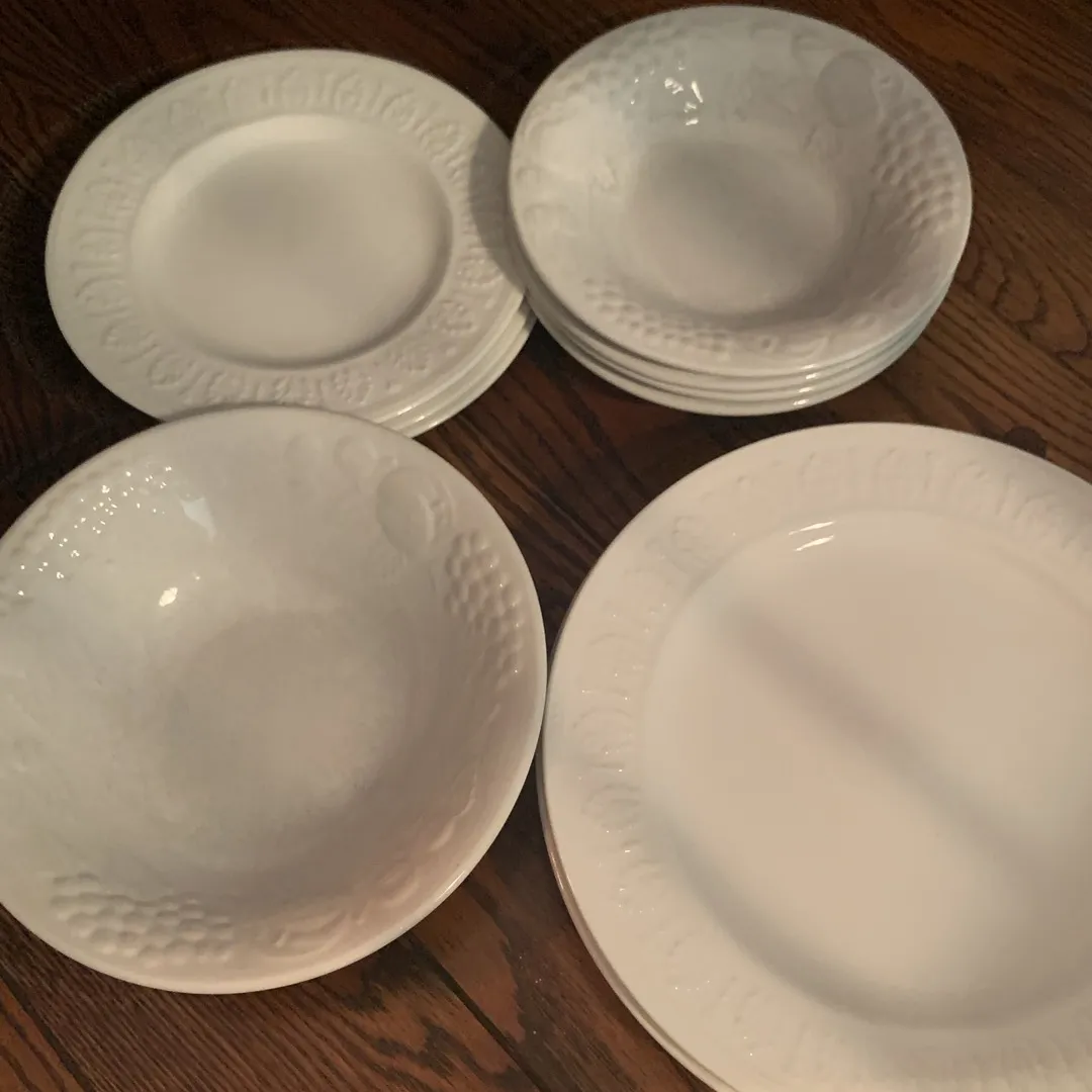 Full Set Of White Dinnerware photo 1