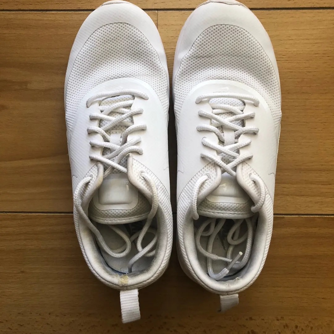 White Nike Air Max - Size 5.5 photo 1