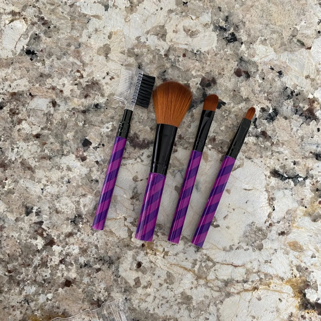 Brand New 4 Pc Travel Makeup Brush Set photo 4