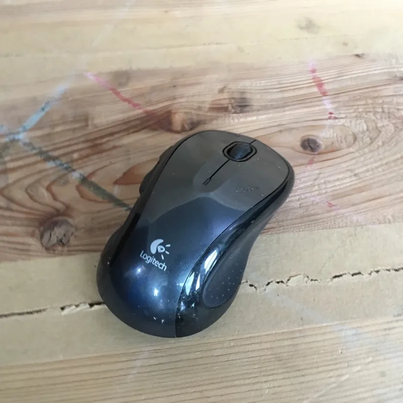 Wireless Logitech Mouse photo 1