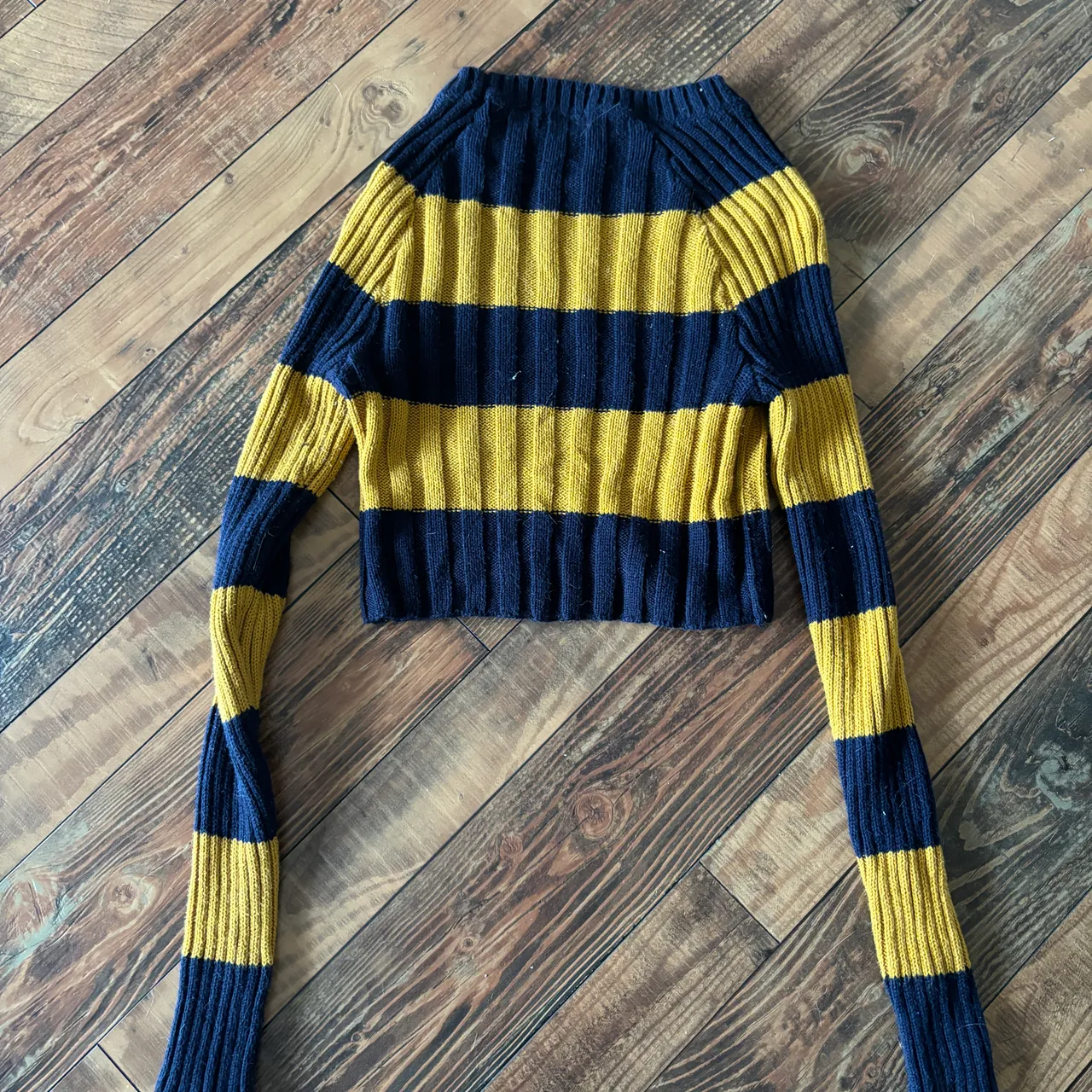 Size XS BDG crop sweater  photo 3