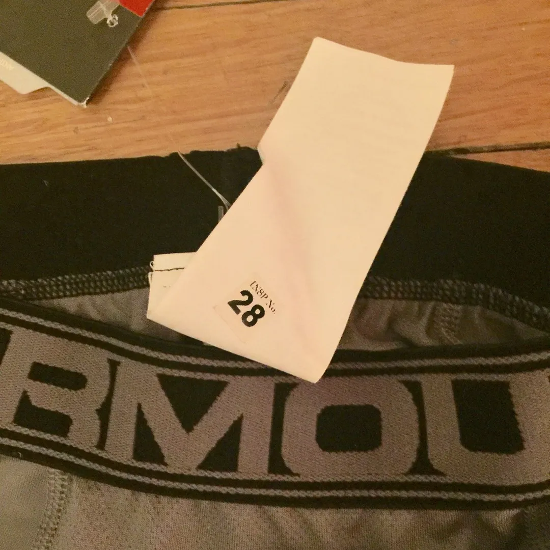 BNWT Under Armour Thermal Legging (28)! photo 4