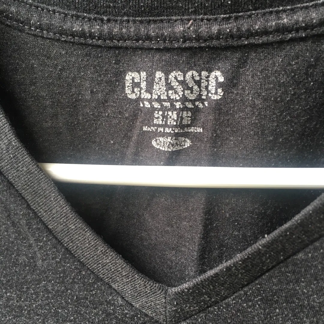 Charcoal grey T-shirt w v-neck, size M photo 3