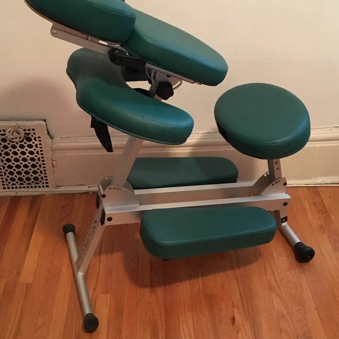 Earth Gear Portable Massage Chair photo 1