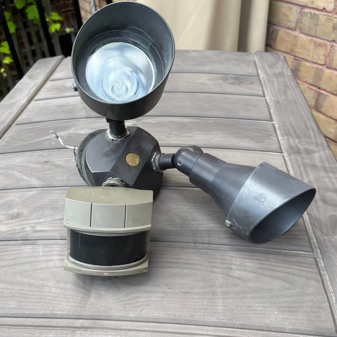 Outdoor Motion Sensor Light photo 1