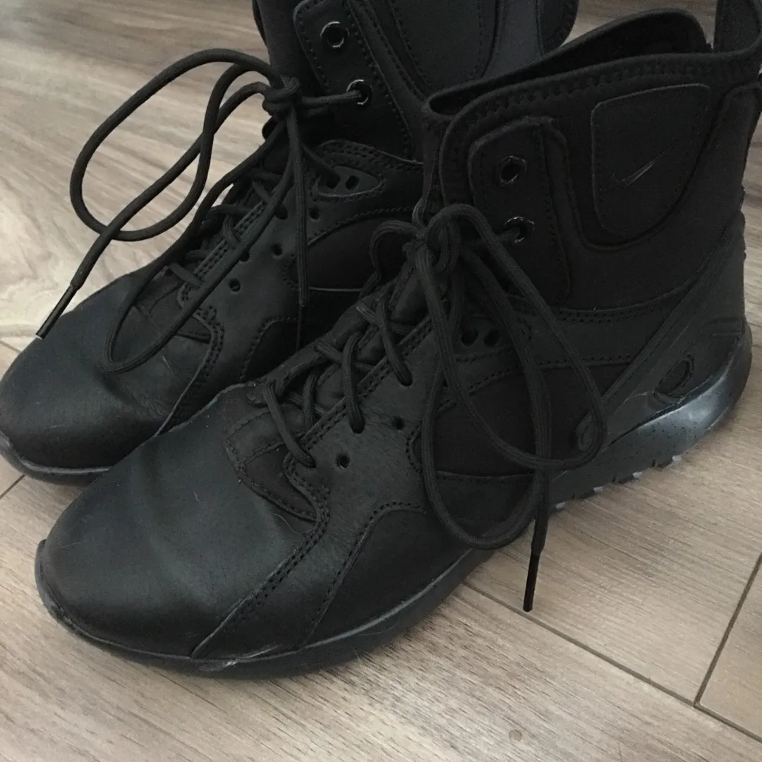 Black Nike VO2 - Size 7.5 photo 3