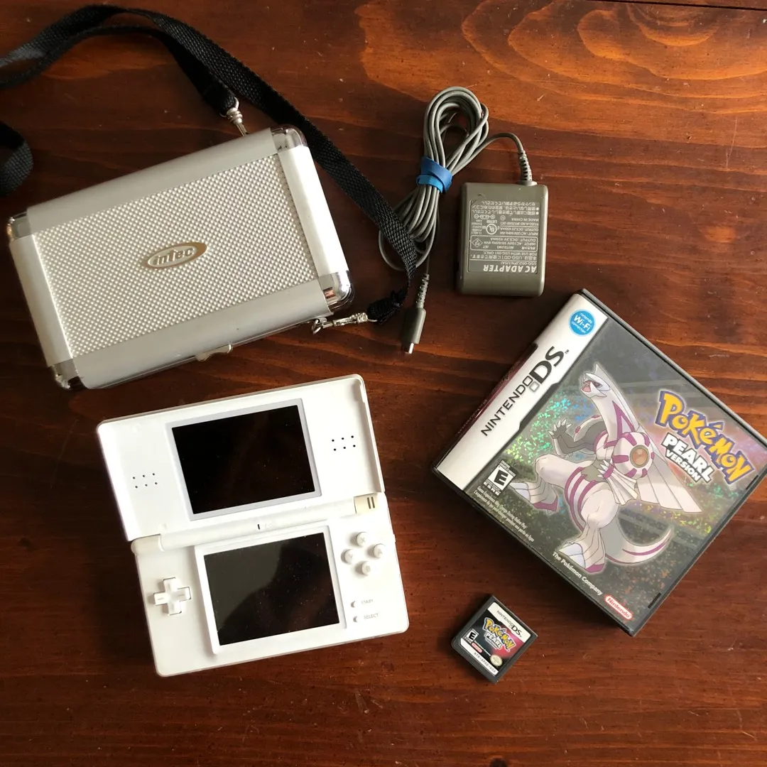 Nintendo DS Lite + Pokémon Game photo 1