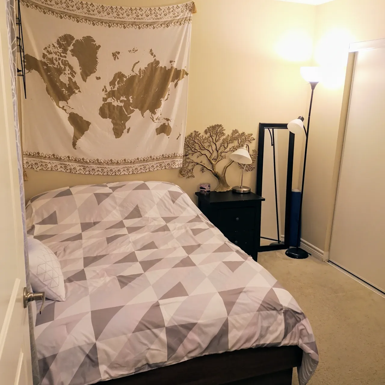 Short term Room Sublet - QUEEN WEST - April 2 to 23rd photo 1