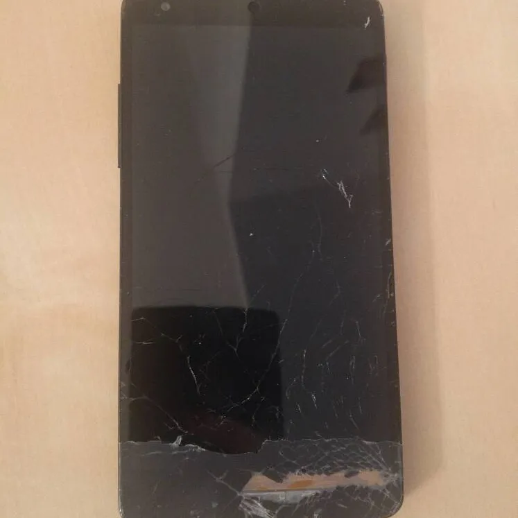 Functional 16gb Nexus 5 With Cracked Glass Plate photo 1