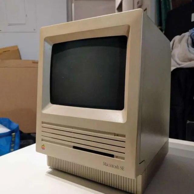 Retro Macintosh SE photo 1