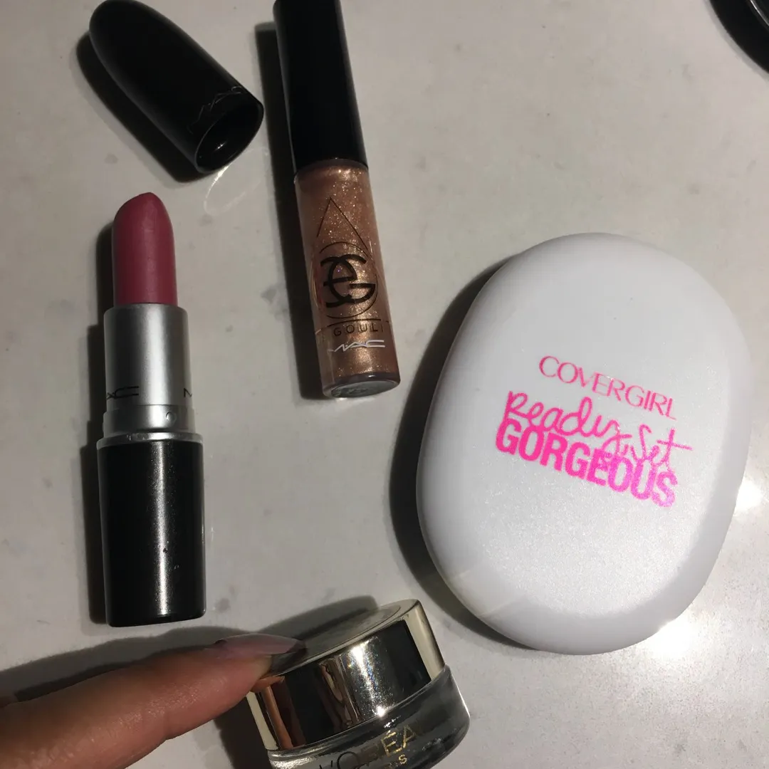 MAC Lipstick, L’Oréal Eyeliner, Covergirl Powder photo 1