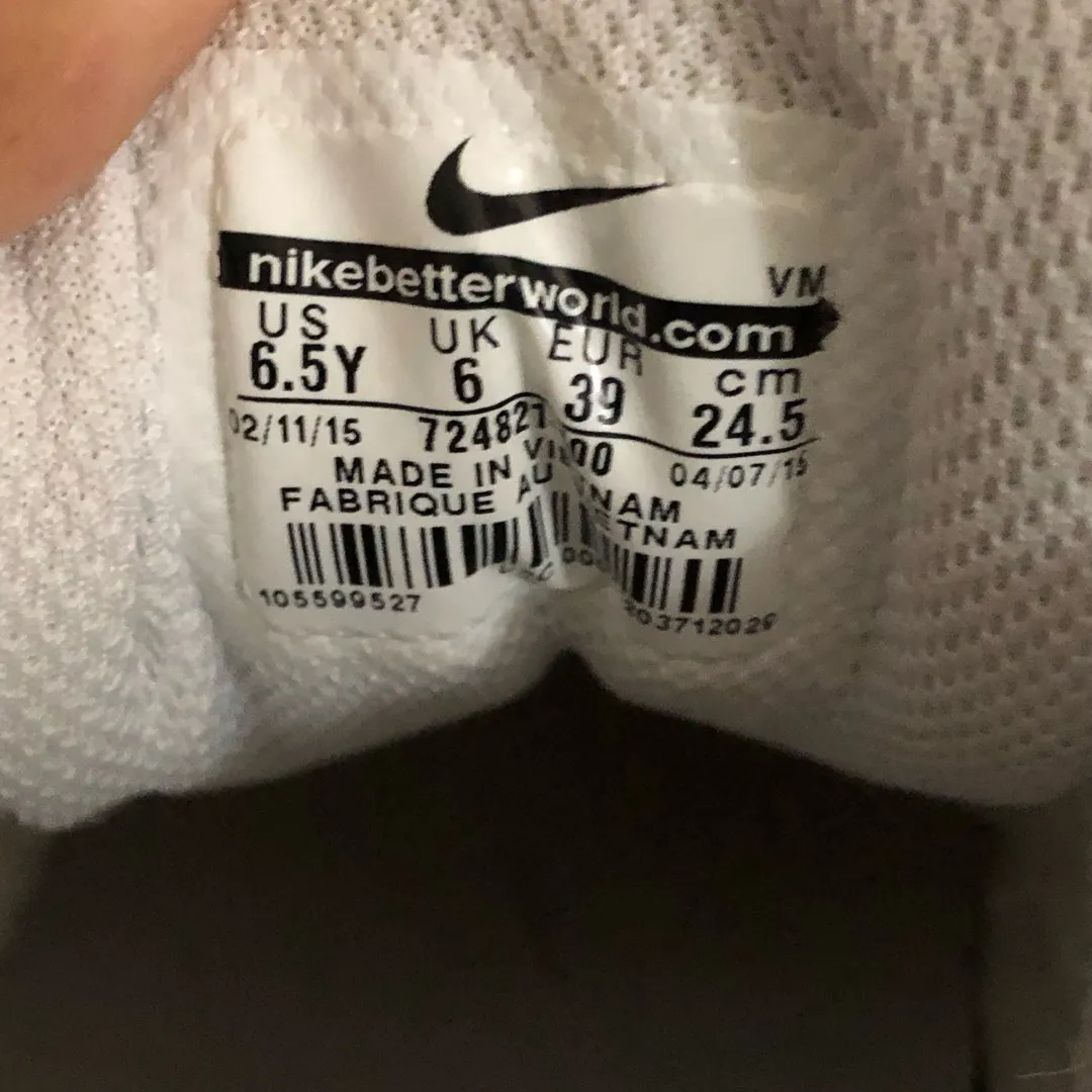 White Nike Air Max (size 6.5Y) photo 3