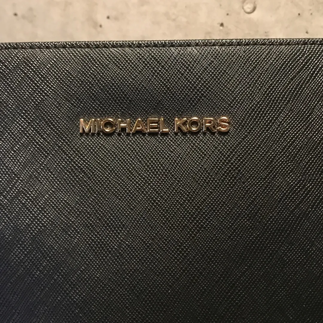 Michael Kors Tech Sleeve photo 5