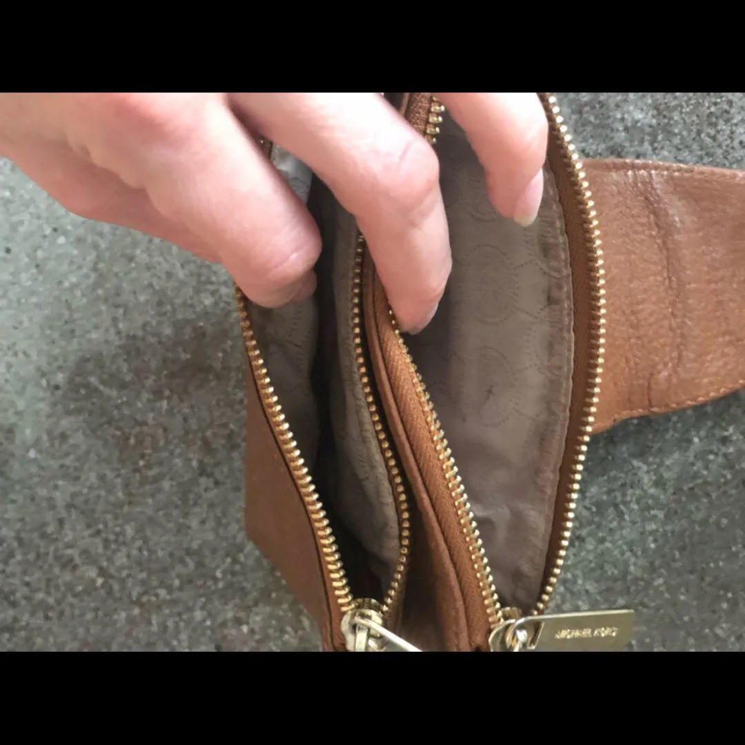 Michael Kors Leather Crossbody Bag photo 6