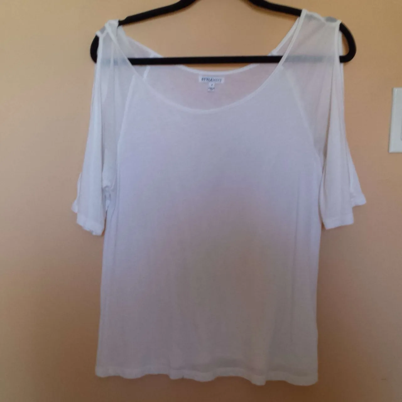 White T (cut out) photo 4