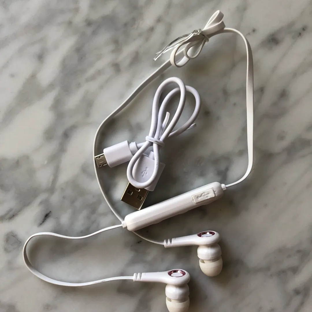 BN Never Used Bluetooth Earbuds photo 1