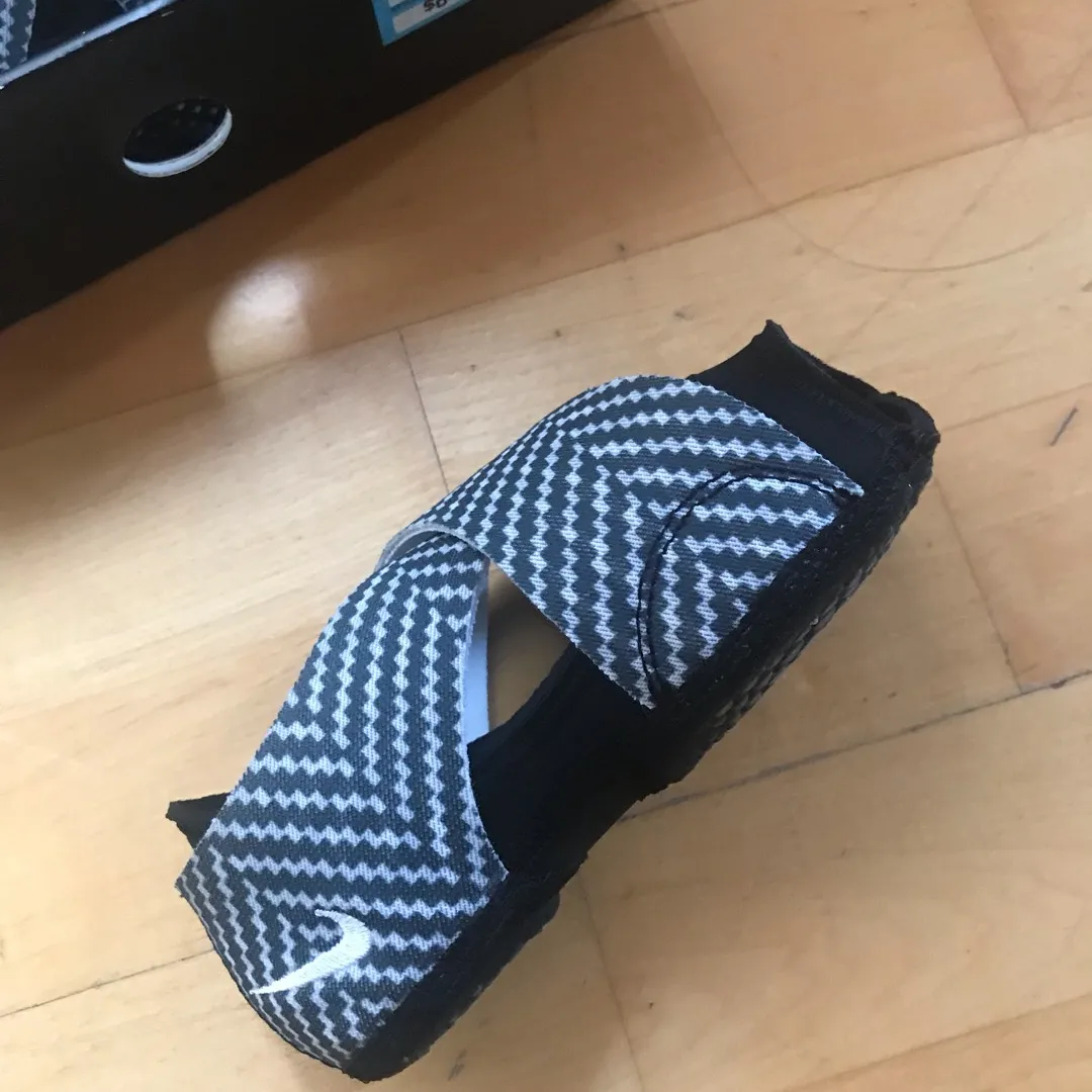 Nike Grip Socks / Wraps For Yoga, Barre, Pilates. Size XS (5-6) photo 5