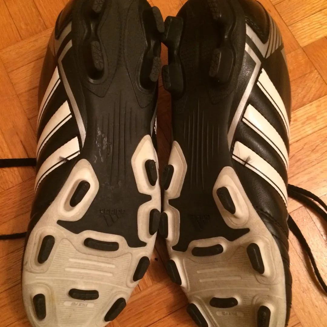 Men's Size 6 / Boys Size 4 Soccer Shoes photo 3
