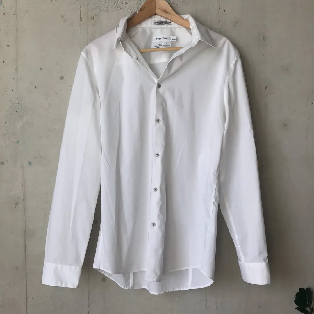 White Calvin Klein M Dress Shirt photo 1
