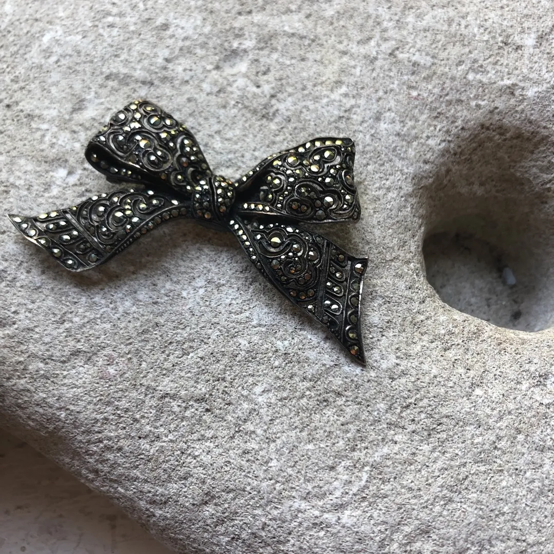1940s Silver And Marcasite Pierced Bow Brooch photo 1