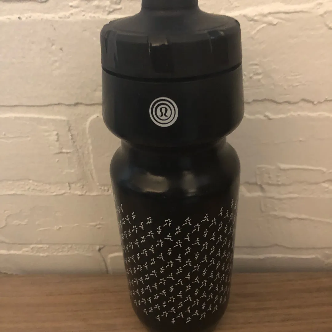 Lululemon Water Bottle. New photo 1