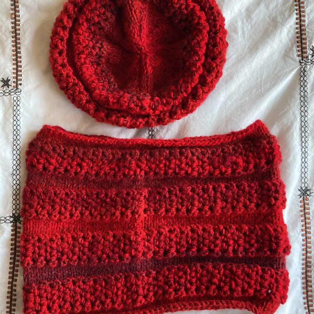 Hand Knit Hat And Neck warmer photo 1