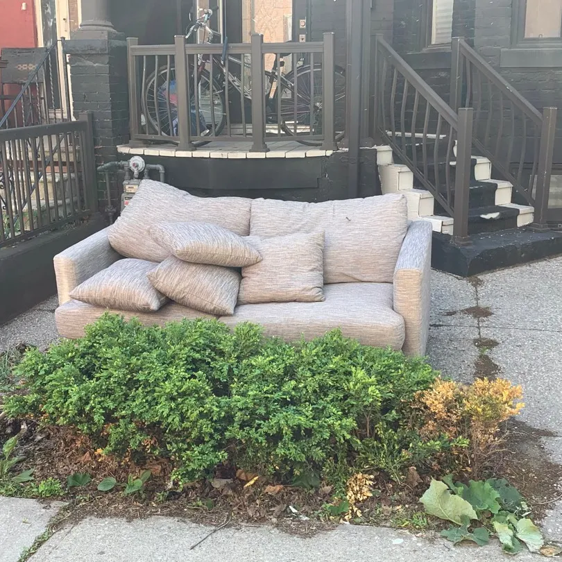 CURB ALERT - Free couch near Trinity Bellwoods photo 1