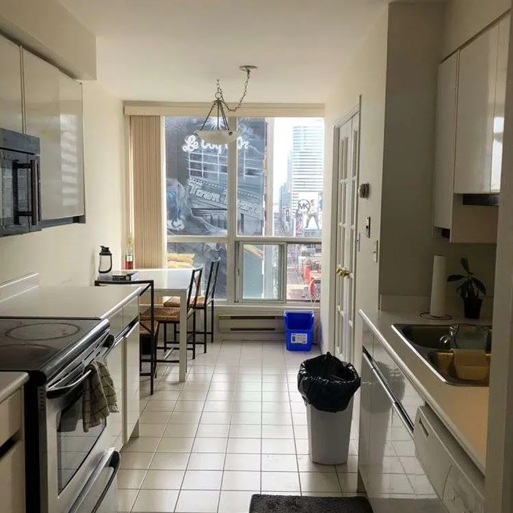 SUMMER SUBLET IN A HEART OF DOWNTOWN TORONTO! photo 4