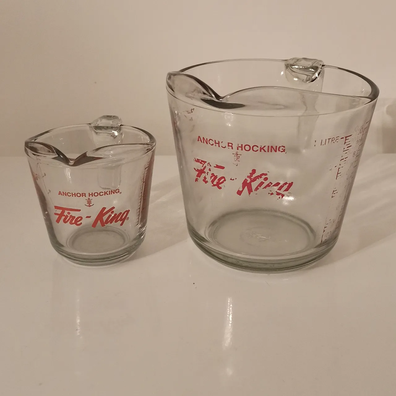 Glass measuring cups photo 1
