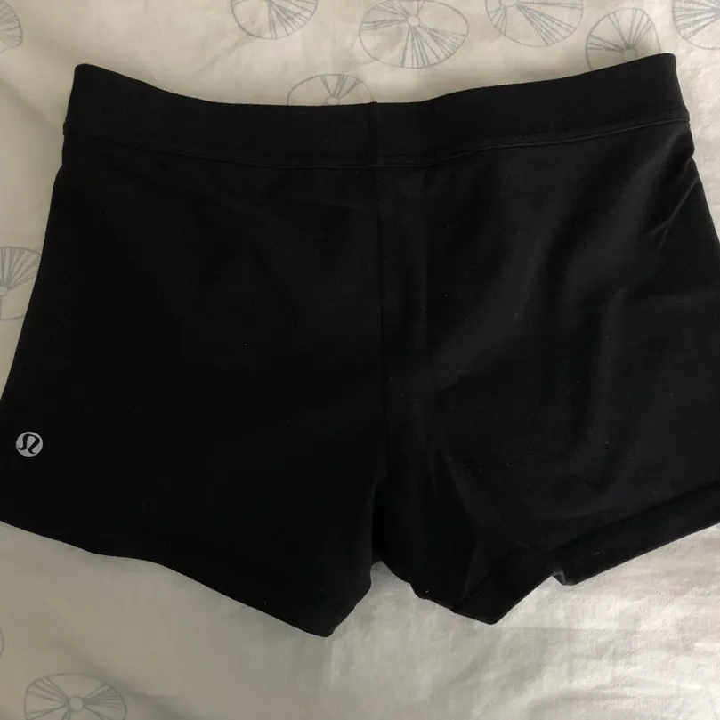 Lululemon Booty Shorts Size 6 photo 3