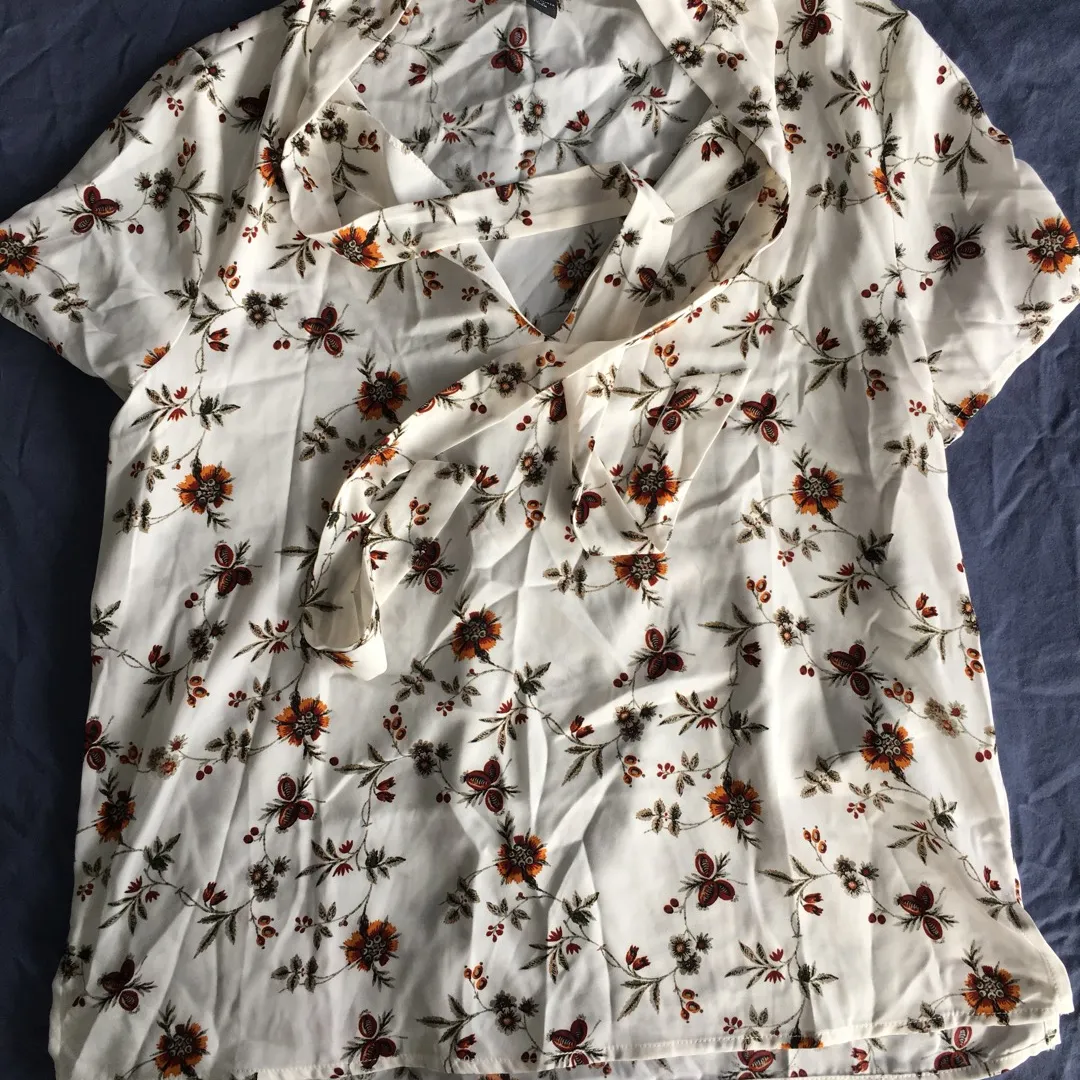 Forever XXI Chiffon Short Sleeve Floral Blouse With Bow - Sz. M photo 1