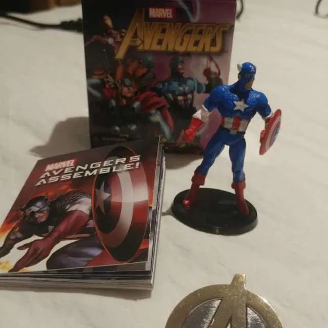 Avengers Pin And Mini Figure photo 1