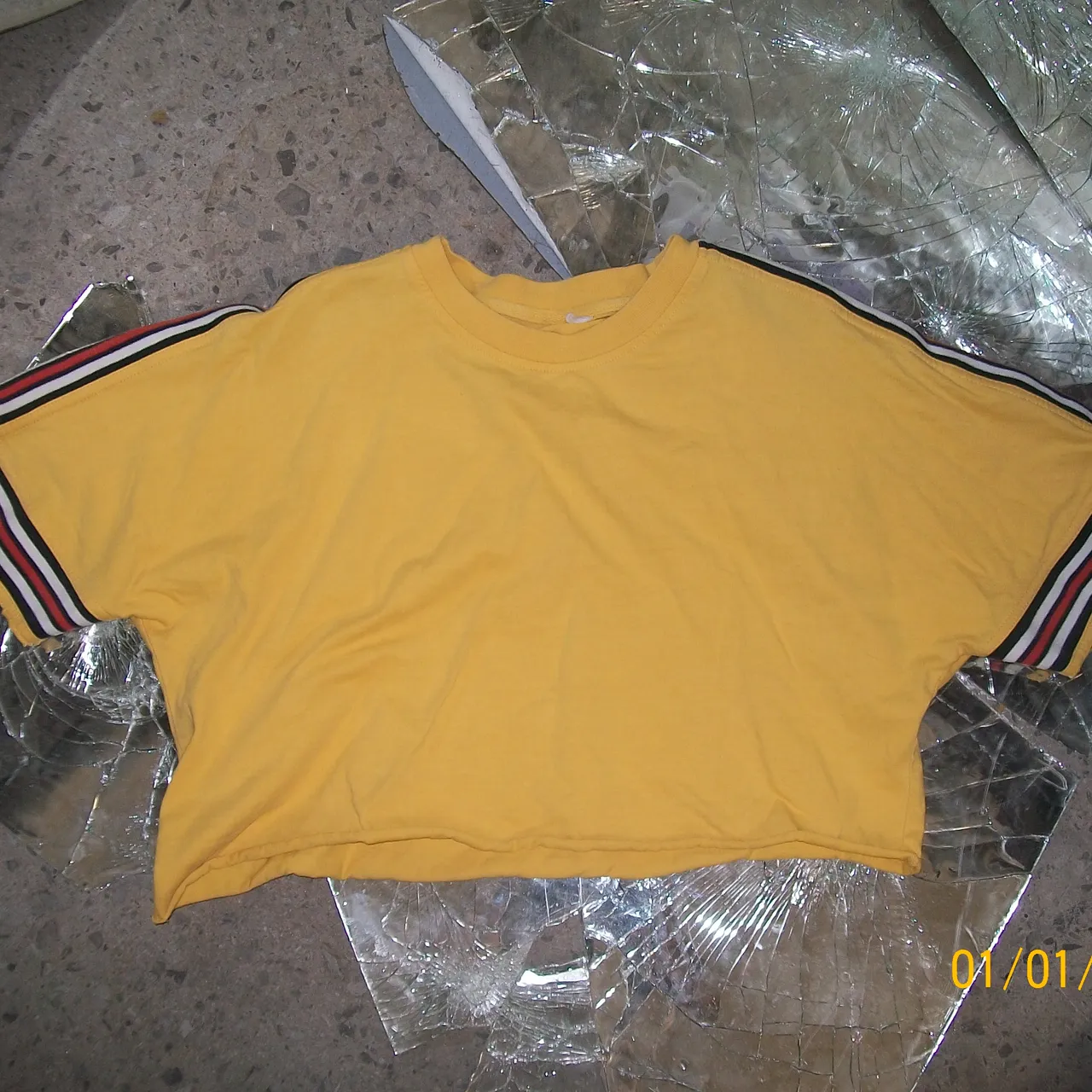 Yellow tshirt/ croptop photo 2
