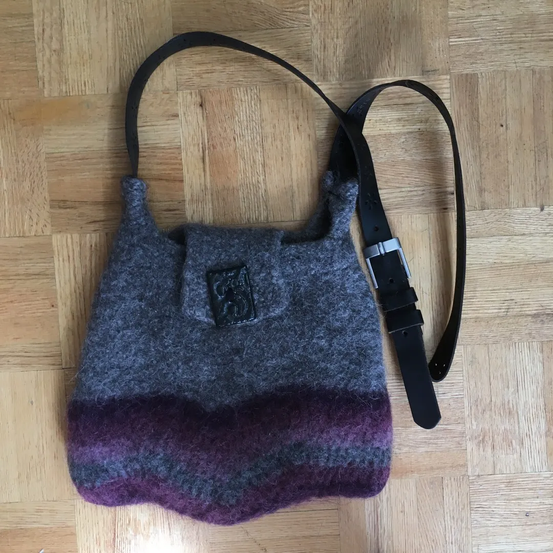 Wool Purse With Ceramic Button photo 1