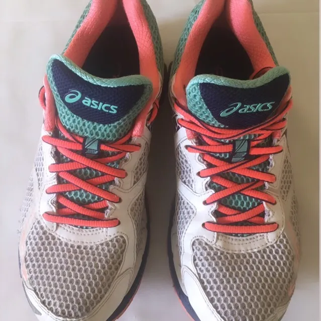 Running shoes in size 6.5 asics photo 3