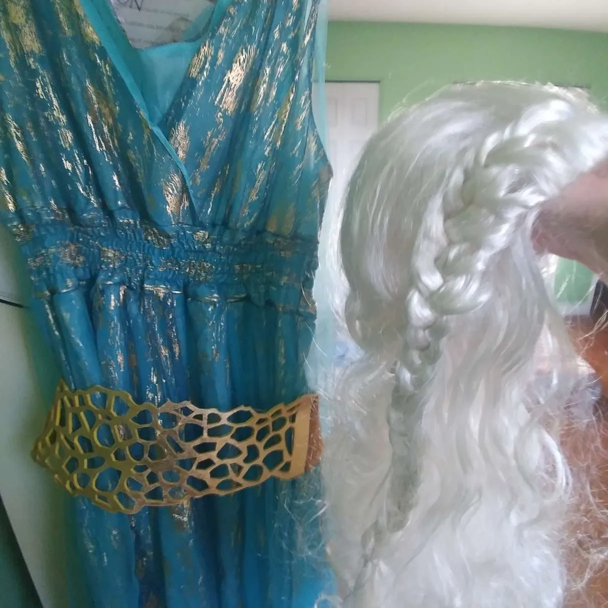 Daenerys Targaryen costume & wig photo 4