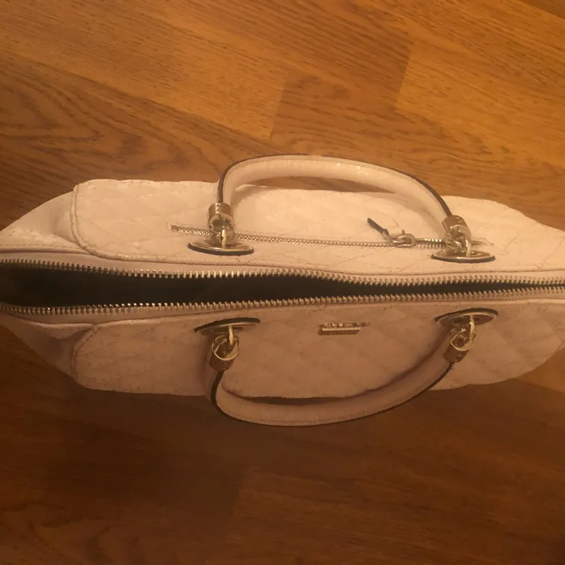 BRAND NEW NEVER USED GUESS BAG photo 7
