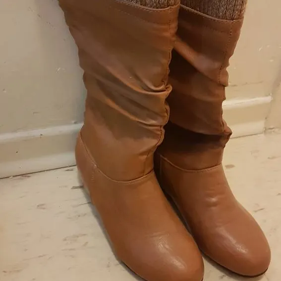 Size 6 Brown Boots photo 1