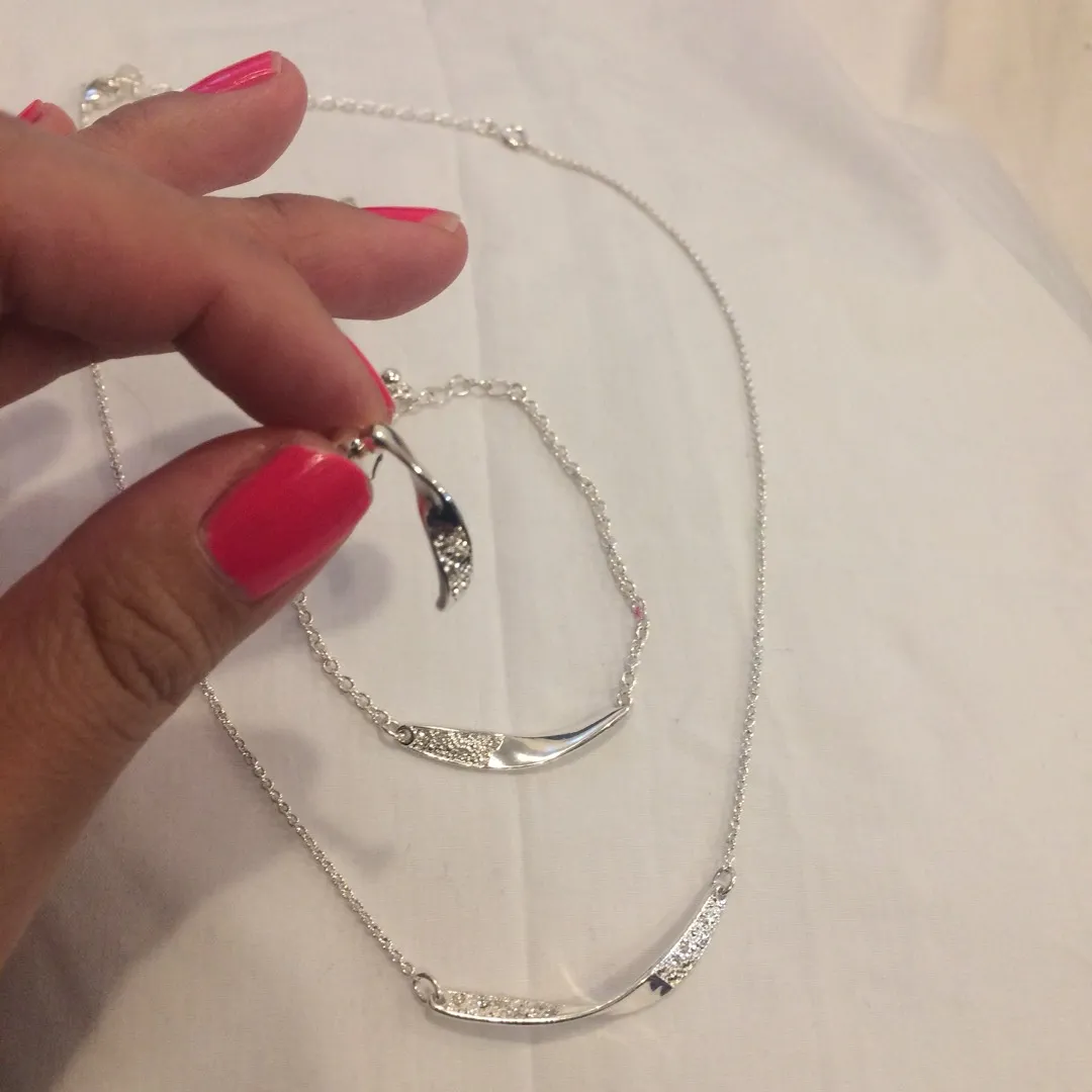 FREE Jewelry Set (Necklace, Bracelet & Earrings) photo 3