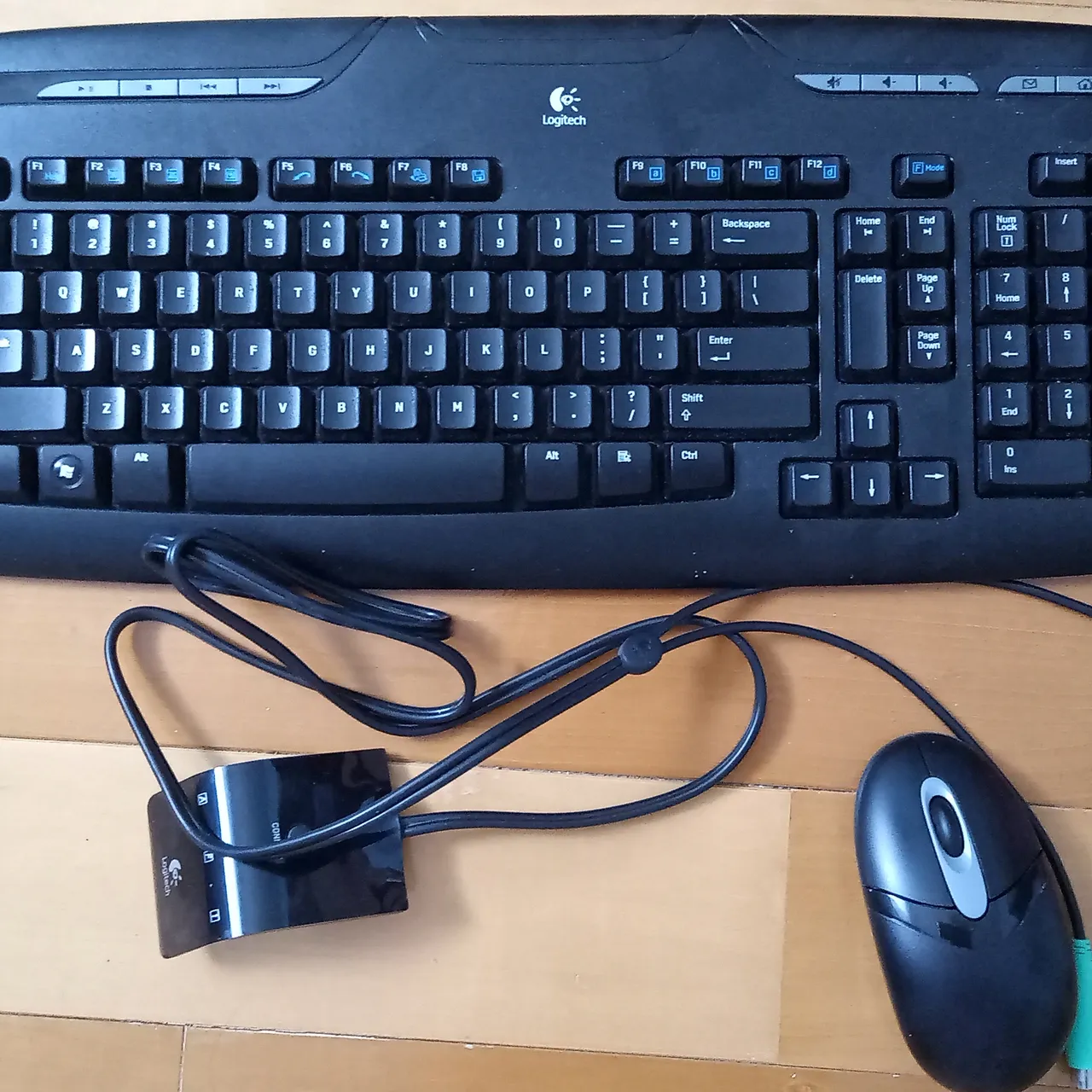 Logitech keyboard and mouse photo 1