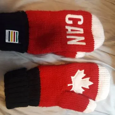 2014 Canada Olympic Mittens photo 1