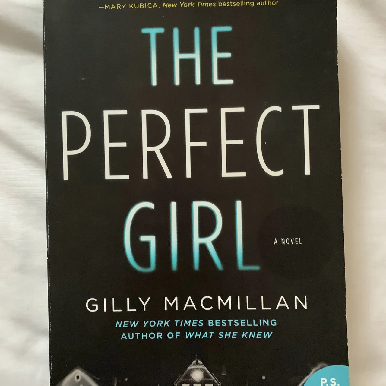 BOOK - The Perfect Girl photo 1