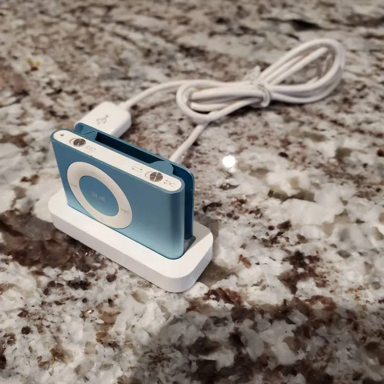 iPod Shuffle & Charger photo 3