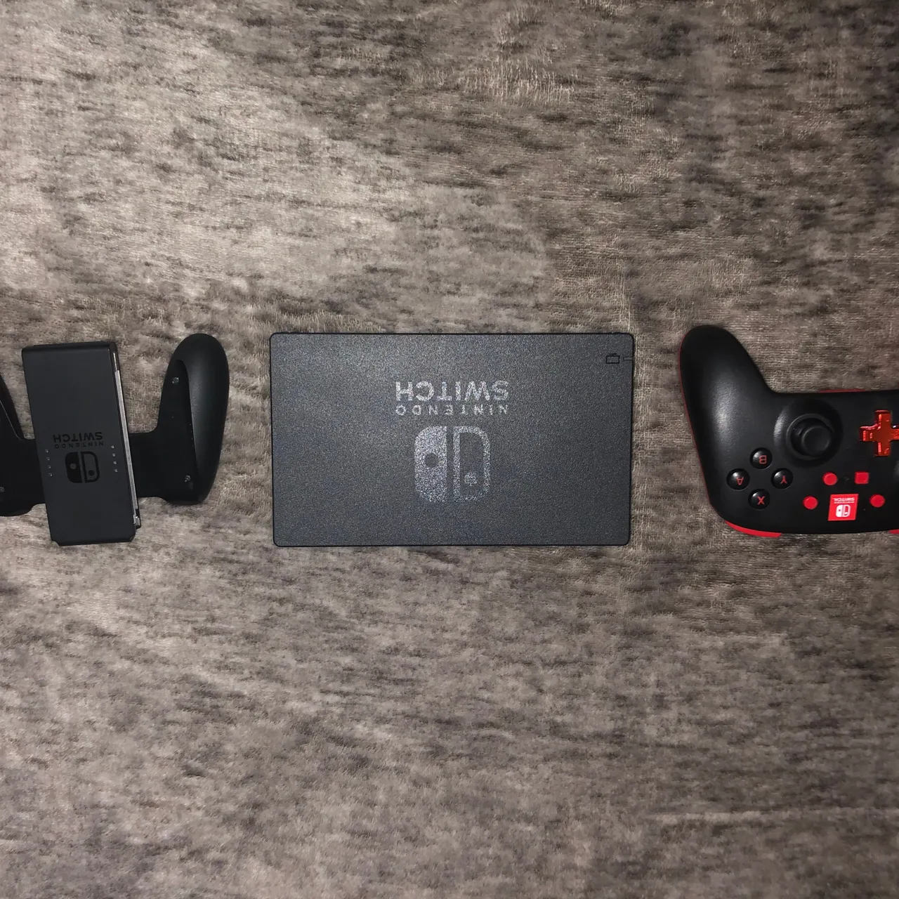 Selling nintendo switch, breath of the wild, carrying case an... photo 3