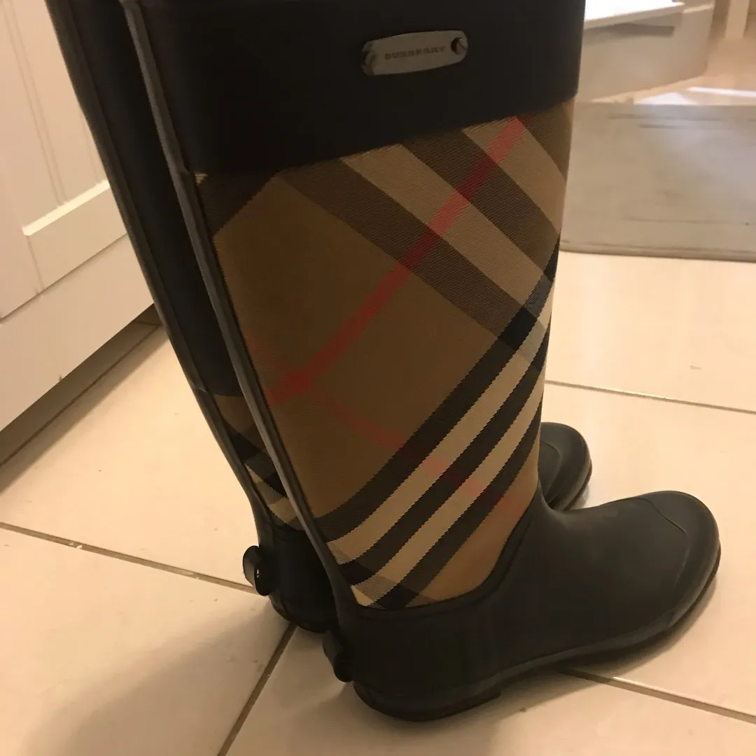 Burberry Rain boots Size 7 photo 1