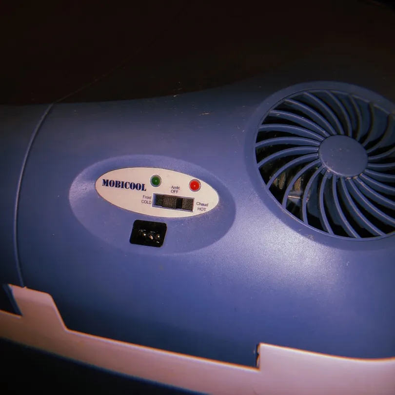 Mobicool - Portable Cooler/Warmer w/ Plug In AC Unit And Car ... photo 3