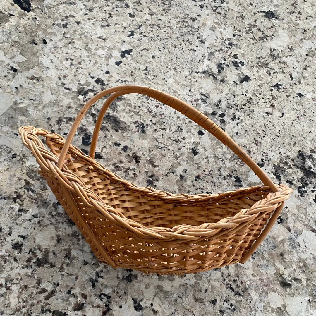 Wicker Basket For Fruit, Flowers Or Plants photo 1