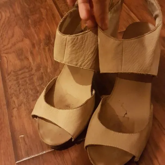 Size 9 Leather Supper Comfy Heels photo 1