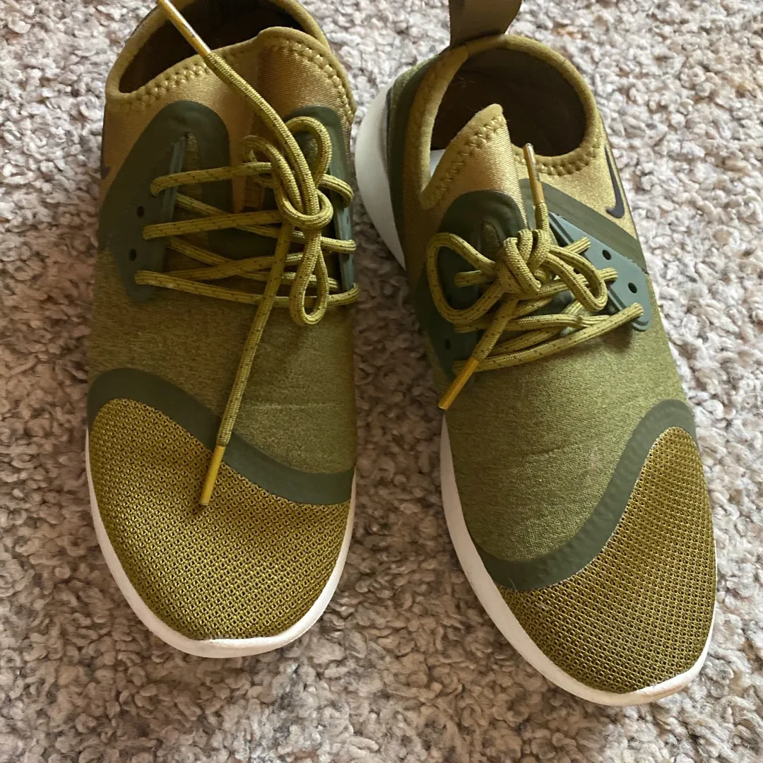 Size 8 Women's Nike Shoes. Very Good Condition! photo 1